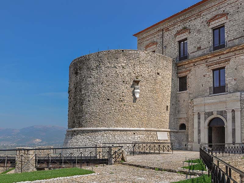 La torre cilindrica e il corpo di fabbrica del Castello Macchiaroli