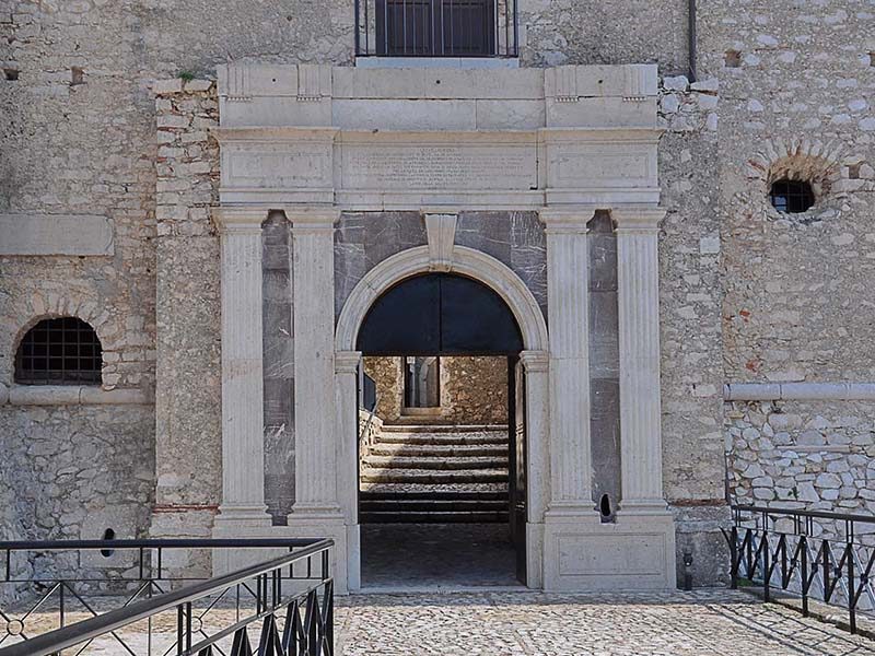 Il portale rinascimentale del castello