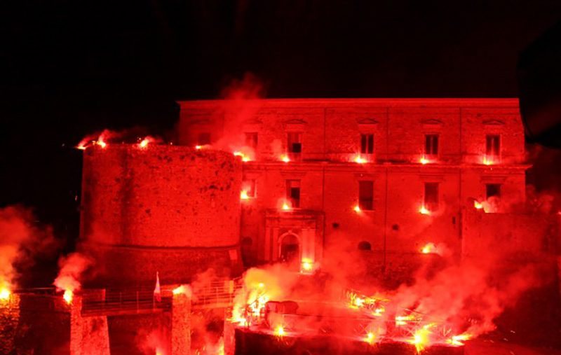 Giochi pirotecnici sulle mura del castello