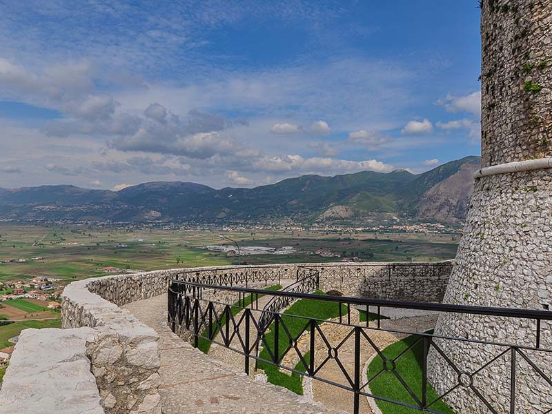 I camminamenti e il panorama sul Vallo di Diano