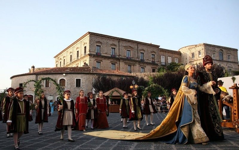 Il corteo di Costanza e Antonello